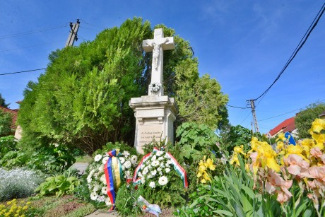 Hősök-napi megemlékezés a Donát utcai II. világháborús emlékkeresztnél